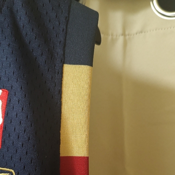 Cleveland Cavaliers James Jersey - Picture 13 of 15